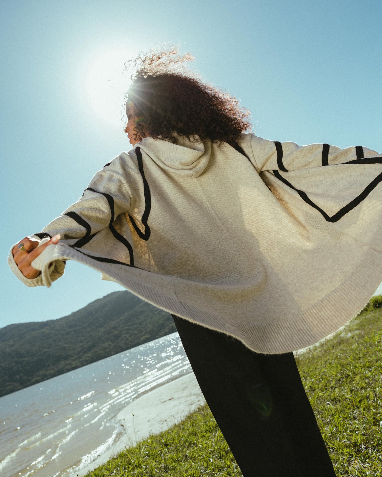 Cardigan Geométrico Areia/Preto