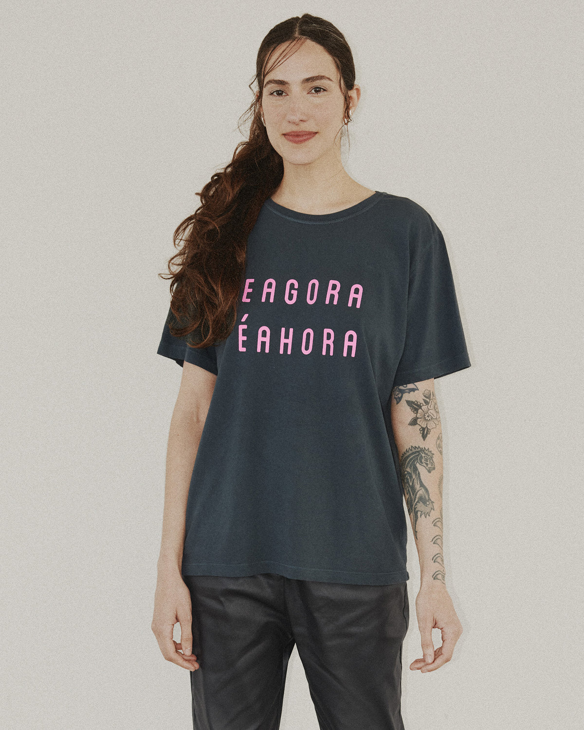 Camiseta E AGORA É A HORA Chumbo