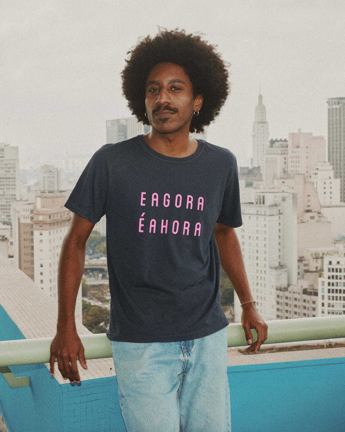 Camiseta E AGORA É A HORA Chumbo